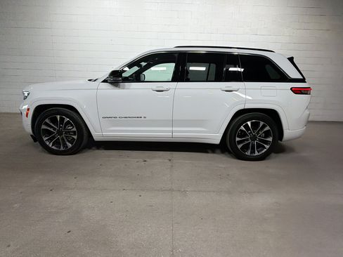 Used 2025 Jeep Grand Cherokee Overland w/ Luxury Tech Group IV AWD/4WD image 2
