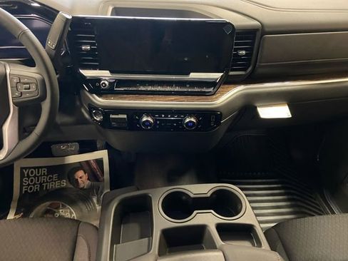 New 2025 GMC Sierra 1500 SLE image 12