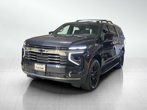 Used 2025 Chevrolet Suburban Premier image 3