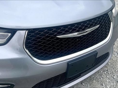 Used 2021 Chrysler Pacifica Touring-L FWD image 30