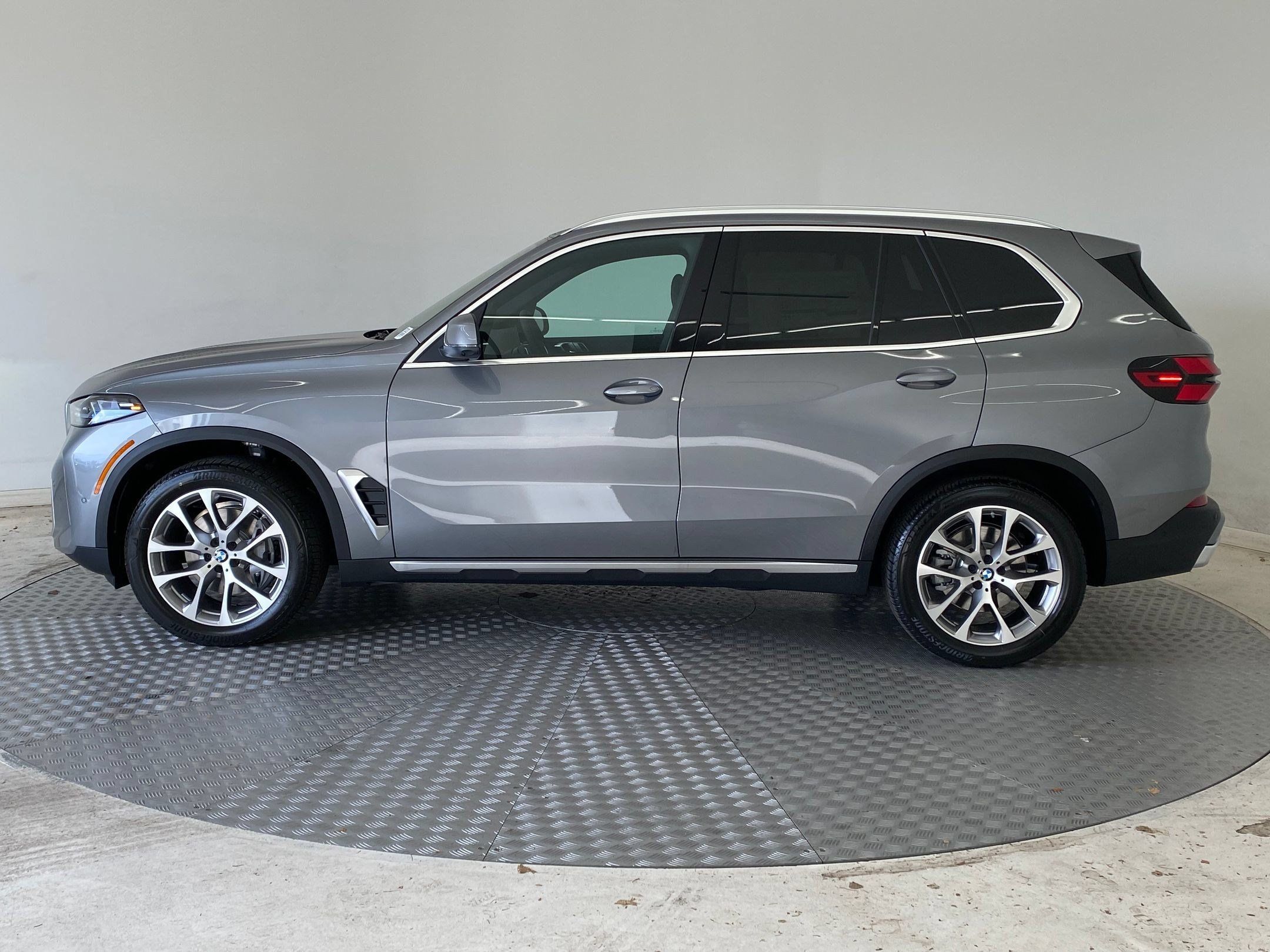 Used 2026 BMW X5 xDrive40i w/ Climate Comfort Package AWD/4WD image 2