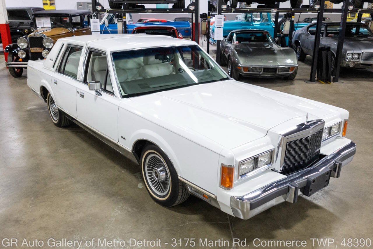 Used 1989 Lincoln Town Car Signature RWD image 9