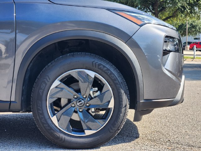 Used 2025 Nissan Rogue SV AWD/4WD image 9