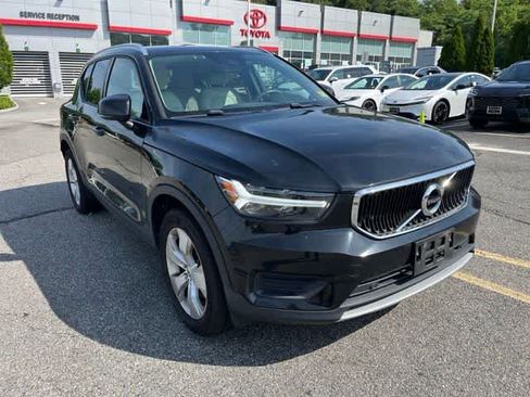 Used 2019 Volvo XC40 T4 Momentum FWD image 3
