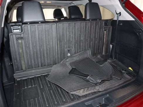 Used 2022 Toyota Highlander XLE image 17