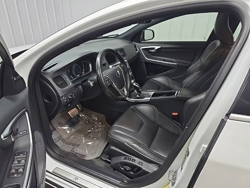 Used 2016 Volvo V60 T6 R-Design image 28
