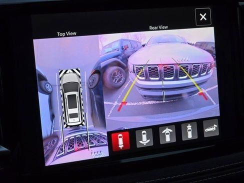 Used 2025 Chrysler Pacifica Premium image 5