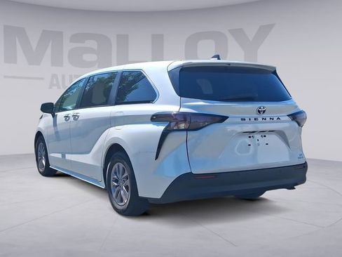 Used 2023 Toyota Sienna XLE FWD image 3
