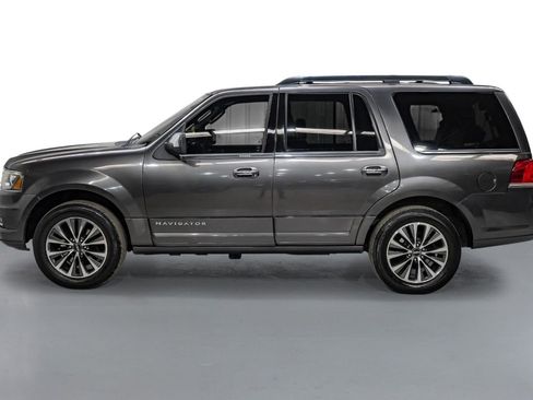 Used 2016 Lincoln Navigator Select RWD image 7