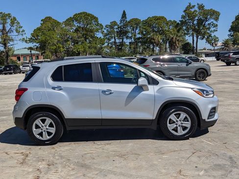 Used 2019 Chevrolet Trax LT w/ LT Convenience Package image 8