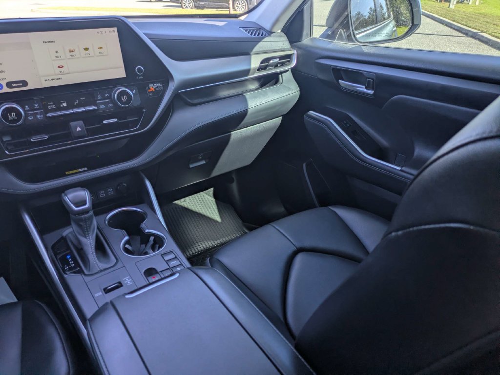 Used 2023 Toyota Highlander XLE FWD image 16