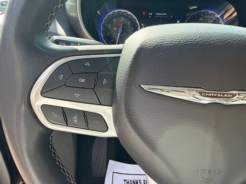 Used 2023 Chrysler Pacifica Touring-L FWD image 21