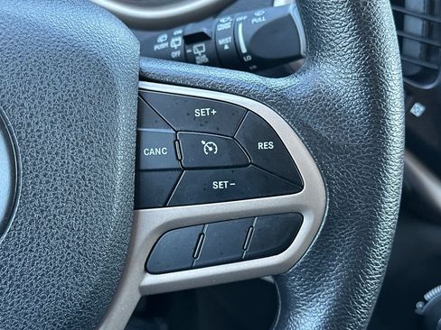 Used 2018 Jeep Cherokee Latitude FWD image 26