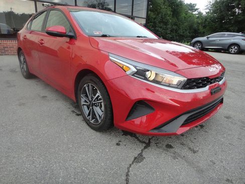 Used 2023 Kia Forte LXS w/ LXS Technology Package FWD image 3