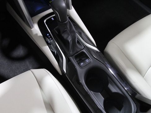 Used 2022 Toyota Corolla Cross XLE image 11