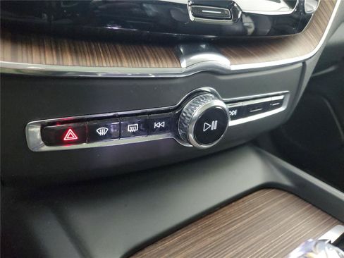 Certified 2023 Volvo XC60 B5 Ultimate w/ Climate Package FWD image 29