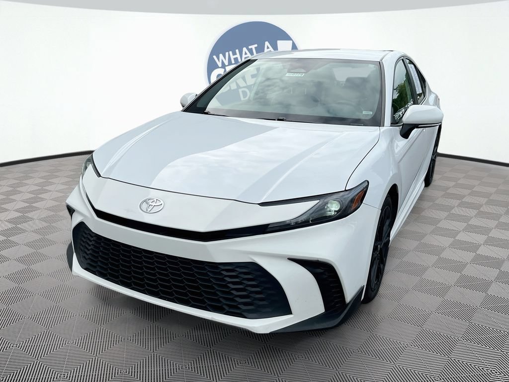Used 2025 Toyota Camry SE FWD image 1