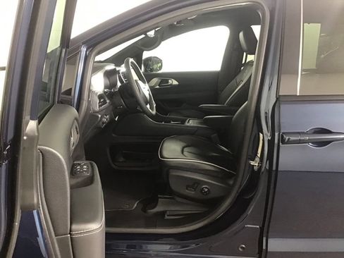 Used 2023 Chrysler Pacifica Limited w/ Uconnect Theater Family Group FWD image 10