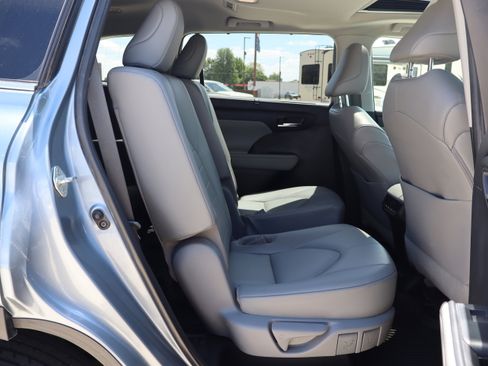 Used 2022 Toyota Highlander XLE AWD/4WD image 14