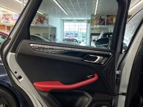 Used 2018 Porsche Macan AWD/4WD image 40