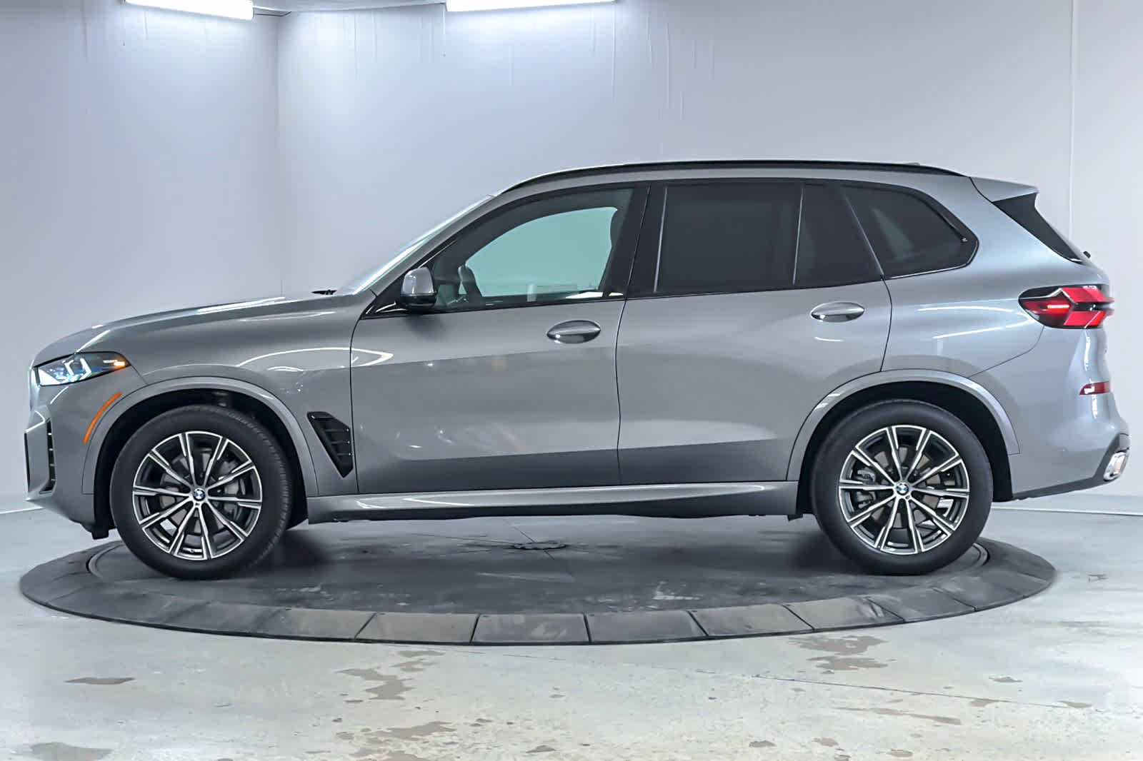 Used 2026 BMW X5 xDrive40i w/ M Sport Package AWD/4WD image 5