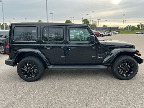 Used 2023 Jeep Wrangler Sahara w/ Cold Weather Group AWD/4WD image 8