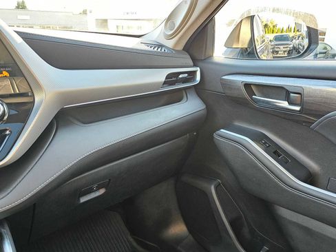 Used 2021 Toyota Highlander Platinum image 30