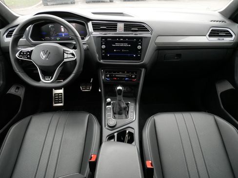 Certified 2024 Volkswagen Tiguan SE R-Line image 10