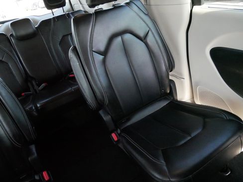 Used 2023 Chrysler Pacifica Touring-L image 14