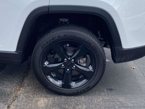 Certified 2024 Jeep Grand Cherokee Altitude image 23