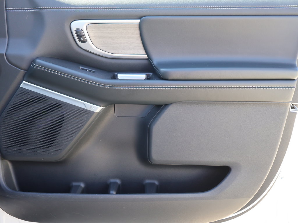 Used 2025 Ford Expedition Platinum AWD/4WD image 7