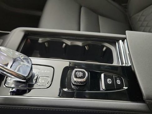 Certified 2025 Volvo XC90 B6 Core w/ Protection Package Premier AWD/4WD image 17