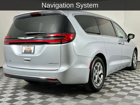 Used 2024 Chrysler Pacifica Limited FWD image 5