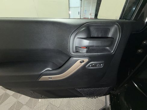 Used 2016 Jeep Wrangler Unlimited Sahara image 15