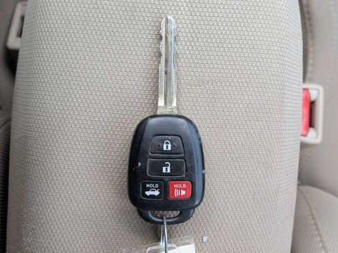 Used 2015 Toyota Corolla LE FWD image 31