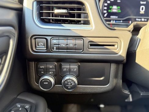 Used 2023 GMC Yukon XL SLE image 17