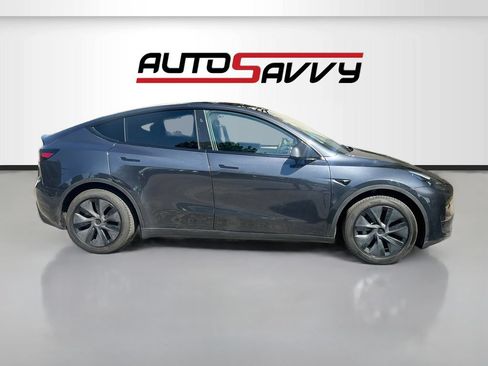 Used 2025 Tesla Model Y Long Range RWD image 8