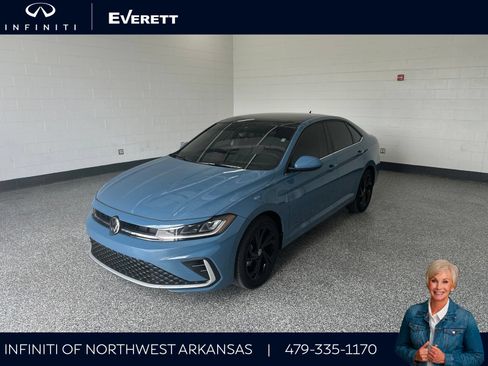 Used 2025 Volkswagen Jetta SE FWD image 1
