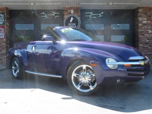 Used 2004 Chevrolet SSR w/ Preferred Equipment Group RWD image 1