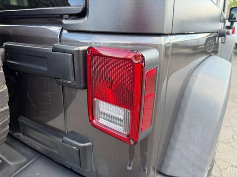 Used 2016 Jeep Wrangler Unlimited Rubicon image 75