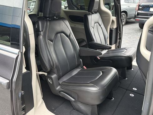 Used 2023 Chrysler Pacifica Touring-L FWD image 14