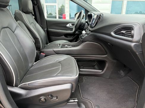 Used 2026 Chrysler Pacifica Limited FWD image 31