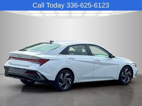 Used 2025 Hyundai Elantra Limited FWD image 4