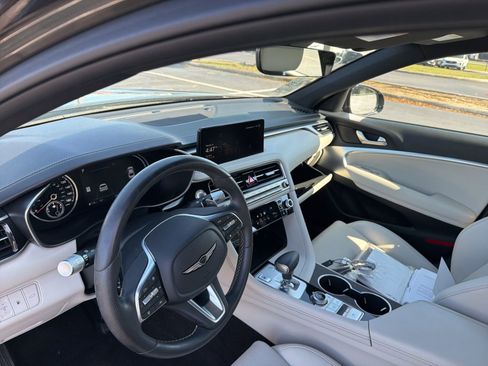 Used 2025 Genesis G70 2.5T image 13