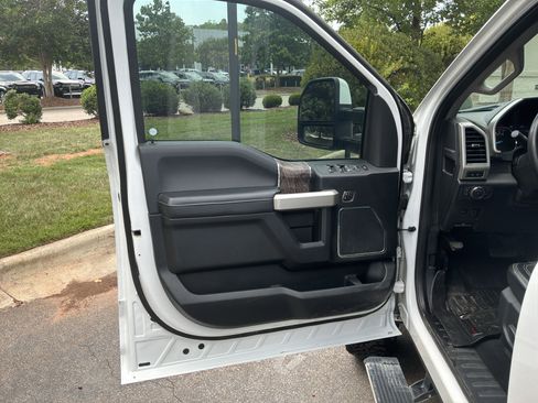 Used 2019 Ford F250 Lariat w/ Lariat Ultimate Package AWD/4WD image 14