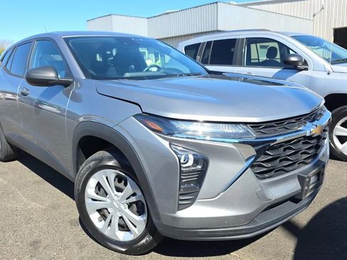Used 2024 Chevrolet Trax LS w/ Driver Confidence Package FWD image 2