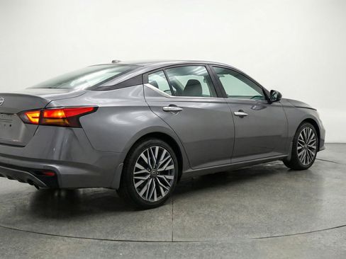 Used 2025 Nissan Altima 2.5 SV image 9