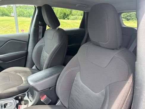 Used 2022 Jeep Cherokee Latitude AWD/4WD image 13