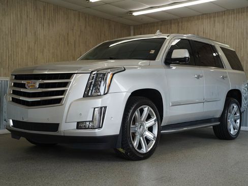 Used 2019 Cadillac Escalade Luxury AWD/4WD image 4