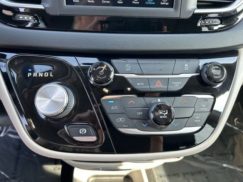 Used 2021 Chrysler Voyager Lxi image 19